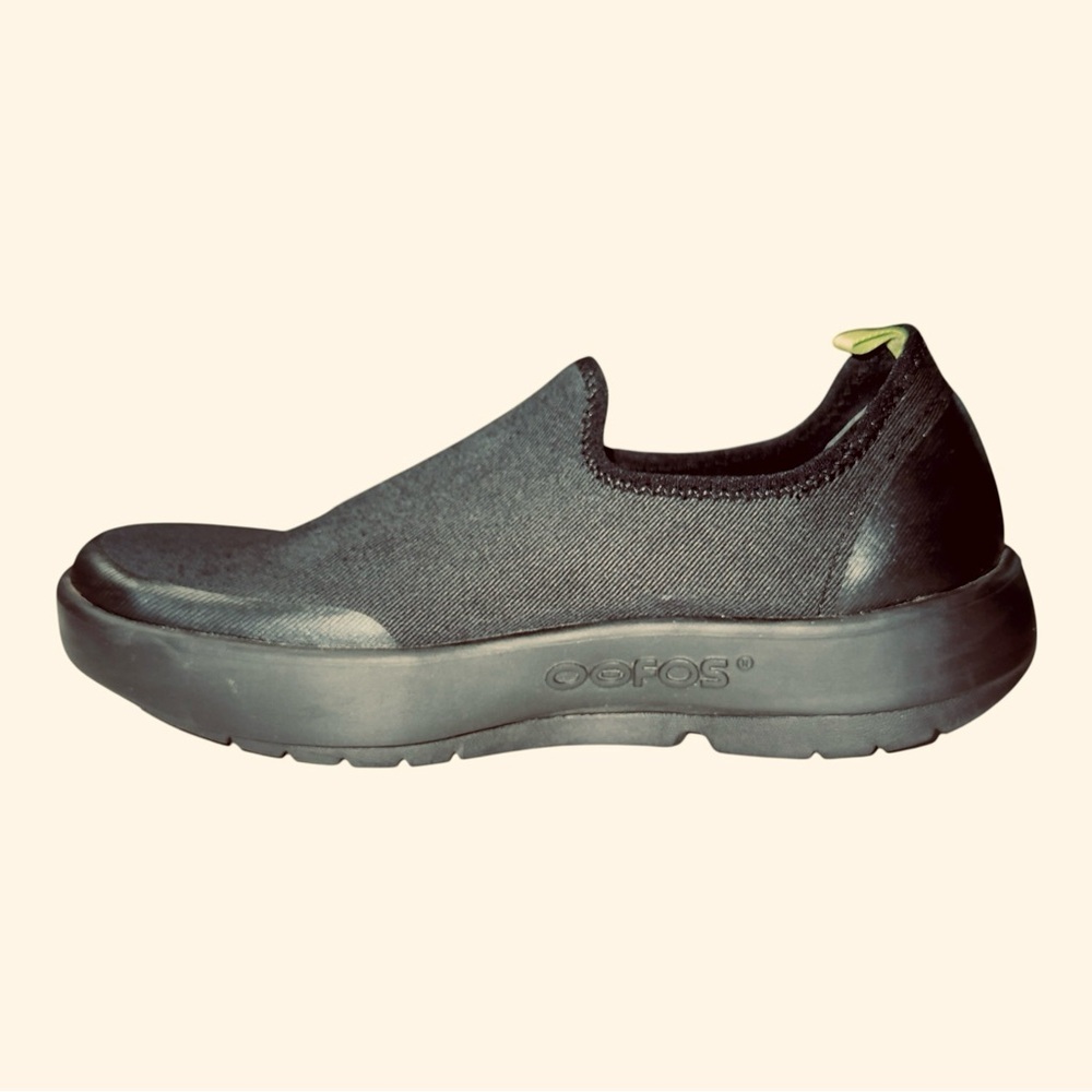 OOFOS OOmg eeZee Womens Sz 7 Black Low Recovery Shoes Sneaker Slip On Minimalist - Picture 5 of 13